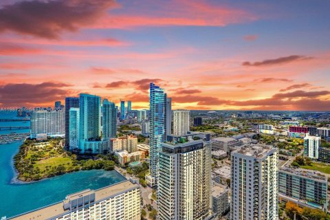 Condominio en venta en Miami, Florida, 5 dormitorios, 368.45 m2 № 2055735 - foto 16