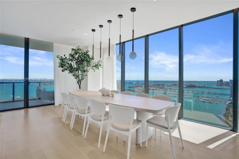 Condominio en venta en Miami, Florida, 5 dormitorios, 368.45 m2 № 2055735 - foto 2