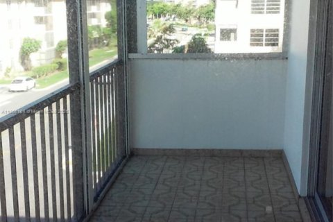 Condo in Lauderhill, Florida, 2 bedrooms  № 1886570 - photo 4