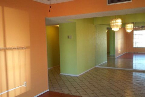 Condo in Lauderhill, Florida, 2 bedrooms  № 1886570 - photo 5