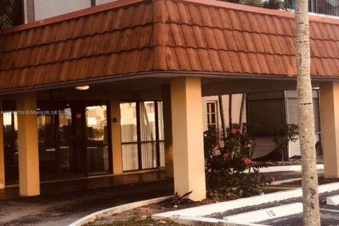 Condo in Lauderhill, Florida, 2 bedrooms  № 1886570 - photo 1