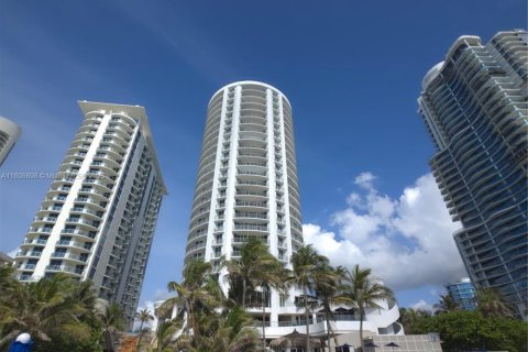 Condo in Sunny Isles Beach, Florida, 2 bedrooms  № 1755711 - photo 1