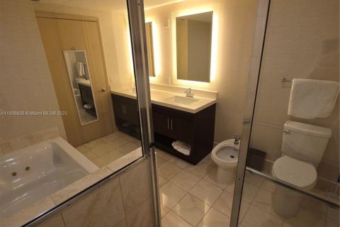 Condo in Sunny Isles Beach, Florida, 2 bedrooms  № 1755711 - photo 19
