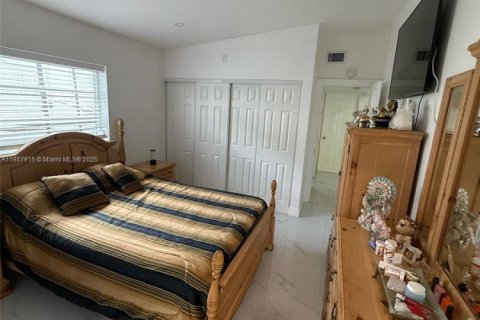 Снять в аренду коммерческую недвижимость в Хомстед, Флорида 1 спальня, 96.25м2, № 1941796 - фото 1