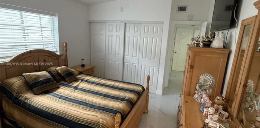 Коммерческая недвижимость в Хомстед, Флорида 1 спальня, 96.25м2 № 1941796