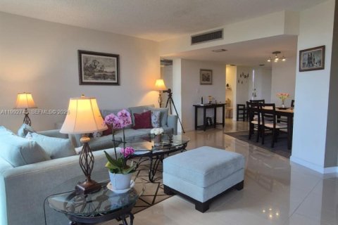 Condo in Aventura, Florida, 2 bedrooms  № 2062921 - photo 6