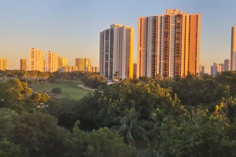 Condo in Aventura, Florida, 2 bedrooms  № 2062921 - photo 15