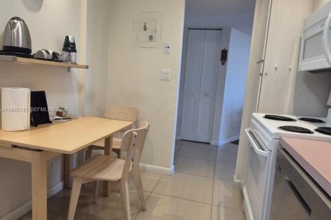 Condo in Aventura, Florida, 2 bedrooms  № 2062921 - photo 10