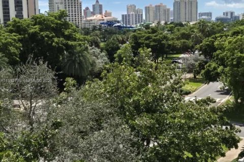 Condo in Aventura, Florida, 2 bedrooms  № 2062921 - photo 14