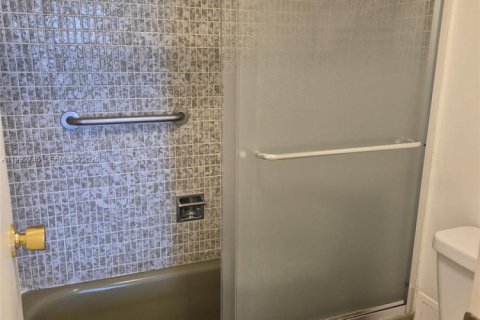 Condo in Aventura, Florida, 2 bedrooms  № 2062921 - photo 9