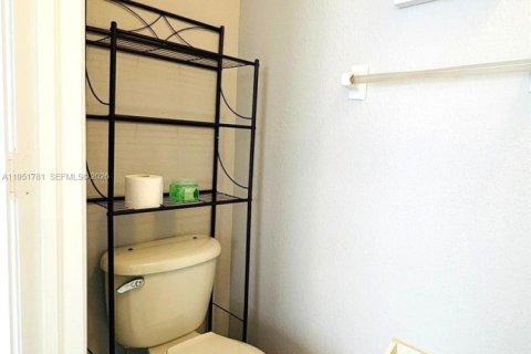 Townhouse in Miami, Florida 3 bedrooms, 164.44 sq.m. № 2008830 - photo 25