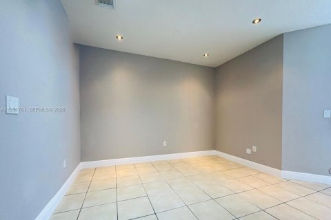 Townhouse in Miami, Florida 3 bedrooms, 164.44 sq.m. № 2008830 - photo 10
