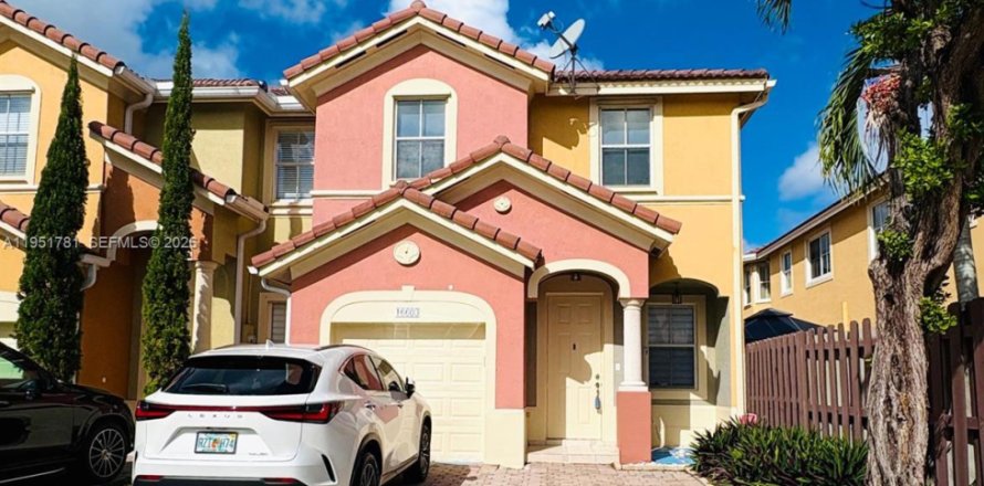 Townhouse in Miami, Florida 3 bedrooms, 164.44 sq.m. № 2008830