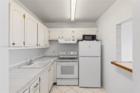 Condo in West Palm Beach, Florida, 1 bedroom № 2036628 - photo 4