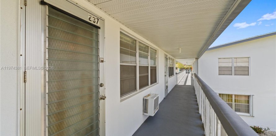 Condo in West Palm Beach, Florida, 1 bedroom № 2036628