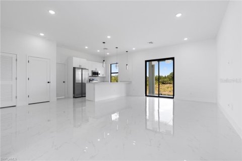 House in Lehigh Acres, Florida 3 bedrooms, 151.43 sq.m. № 1635079 - photo 3
