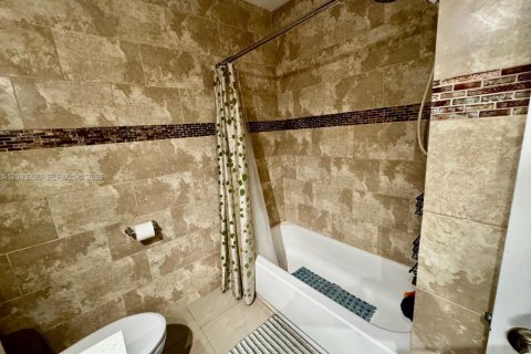 Condominio en alquiler en Hollywood, Florida, 2 dormitorios, 81.75 m2 № 2077999 - foto 13