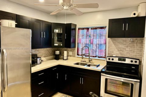 Condominio en Hollywood, Florida, 2 dormitorios  № 2077999