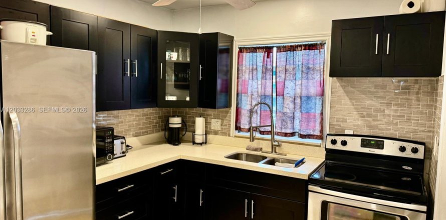 Condominio en Hollywood, Florida, 2 dormitorios  № 2077999