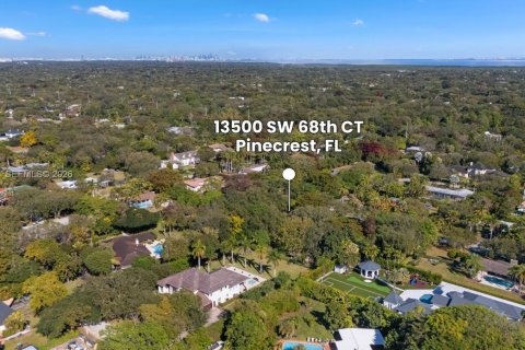 Terreno en venta en Pinecrest, Florida № 1999010 - foto 2