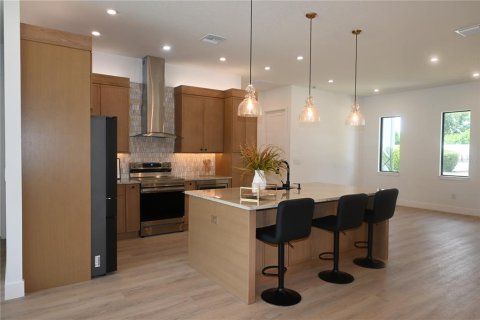 House in Brandon, Florida 4 bedrooms, 222.78 sq.m. № 2222827 - photo 5