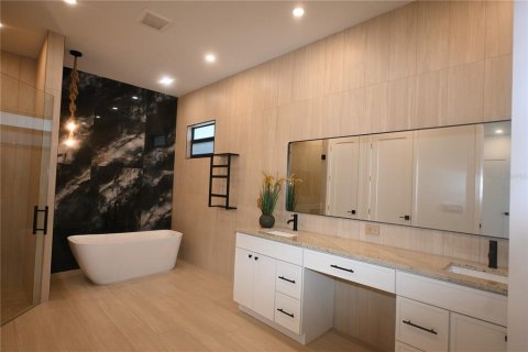 House in Brandon, Florida 4 bedrooms, 222.78 sq.m. № 2222827 - photo 15