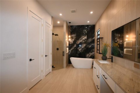 House in Brandon, Florida 4 bedrooms, 222.78 sq.m. № 2222827 - photo 14
