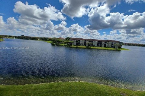 Купить кондоминиум в Пемброк-Пайнс, Флорида 2 спальни, 110.74м2, № 1946980 - фото 3