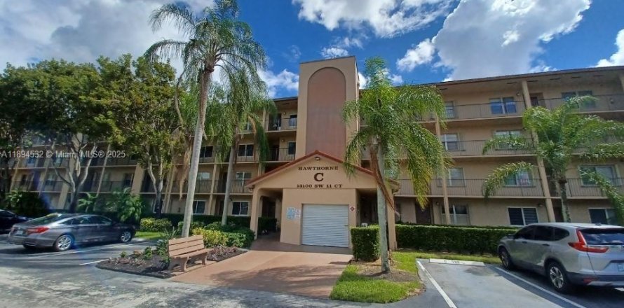 Кондоминиум с 2 спальнями в Пемброк-Пайнс, Флорида № 1946980