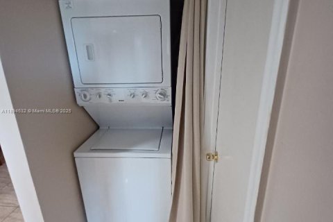 Купить кондоминиум в Пемброк-Пайнс, Флорида 2 спальни, 110.74м2, № 1946980 - фото 12