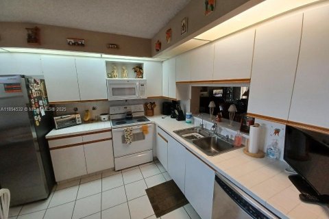 Купить кондоминиум в Пемброк-Пайнс, Флорида 2 спальни, 110.74м2, № 1946980 - фото 5