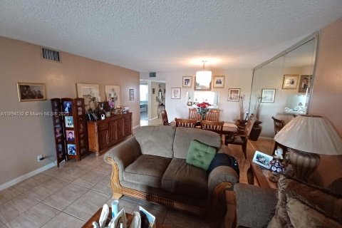 Купить кондоминиум в Пемброк-Пайнс, Флорида 2 спальни, 110.74м2, № 1946980 - фото 6