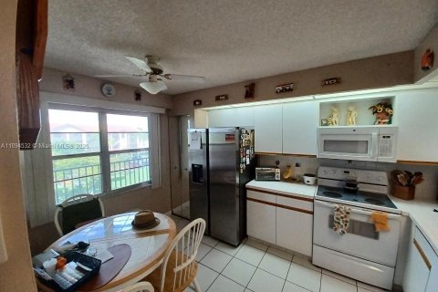 Купить кондоминиум в Пемброк-Пайнс, Флорида 2 спальни, 110.74м2, № 1946980 - фото 4