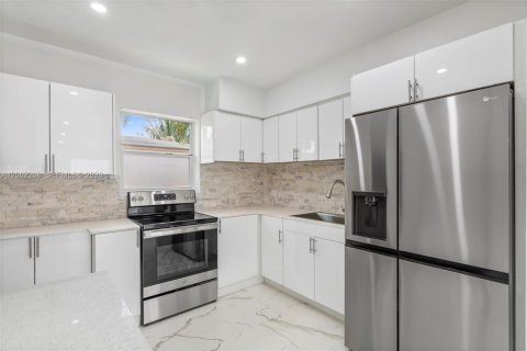 Снять в аренду виллу или дом в Халландейл-Бич, Флорида 3 спальни, 142.88м2, № 2066673 - фото 10