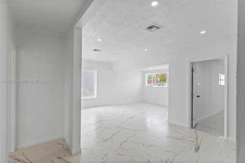 Снять в аренду виллу или дом в Халландейл-Бич, Флорида 3 спальни, 142.88м2, № 2066673 - фото 30