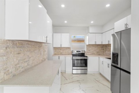 Снять в аренду виллу или дом в Халландейл-Бич, Флорида 3 спальни, 142.88м2, № 2066673 - фото 9