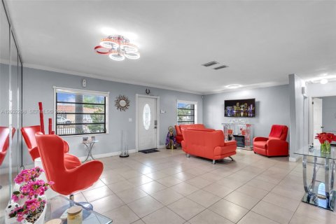 House in Hialeah, Florida 3 bedrooms, 131.18 sq.m. № 2088328 - photo 7