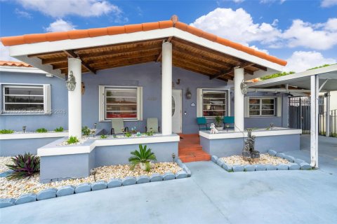 House in Hialeah, Florida 3 bedrooms, 131.18 sq.m. № 2088328