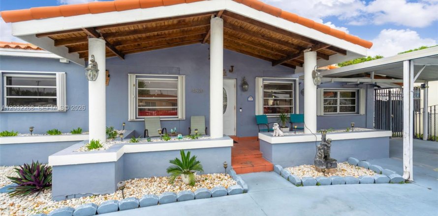 House in Hialeah, Florida 3 bedrooms, 131.18 sq.m. № 2088328