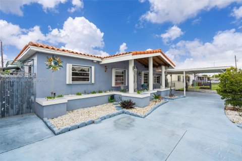 House in Hialeah, Florida 3 bedrooms, 131.18 sq.m. № 2088328 - photo 3