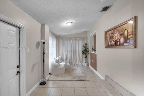 House in Hialeah, Florida 3 bedrooms, 131.18 sq.m. № 2088328 - photo 24