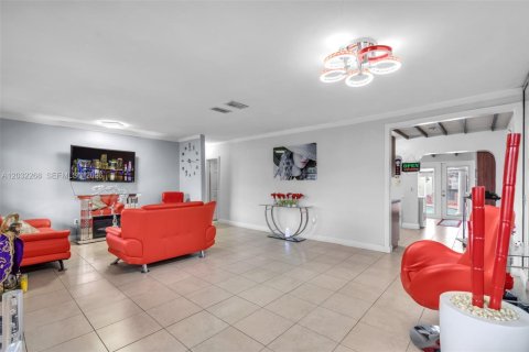 House in Hialeah, Florida 3 bedrooms, 131.18 sq.m. № 2088328 - photo 6