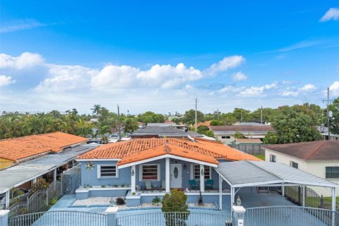 House in Hialeah, Florida 3 bedrooms, 131.18 sq.m. № 2088328 - photo 2