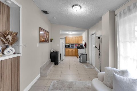 House in Hialeah, Florida 3 bedrooms, 131.18 sq.m. № 2088328 - photo 25