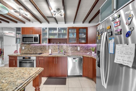House in Hialeah, Florida 3 bedrooms, 131.18 sq.m. № 2088328 - photo 17