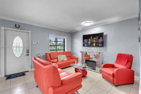House in Hialeah, Florida 3 bedrooms, 131.18 sq.m. № 2088328 - photo 9