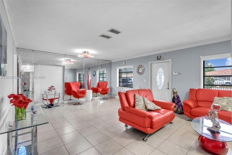 House in Hialeah, Florida 3 bedrooms, 131.18 sq.m. № 2088328 - photo 8