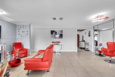 House in Hialeah, Florida 3 bedrooms, 131.18 sq.m. № 2088328 - photo 5