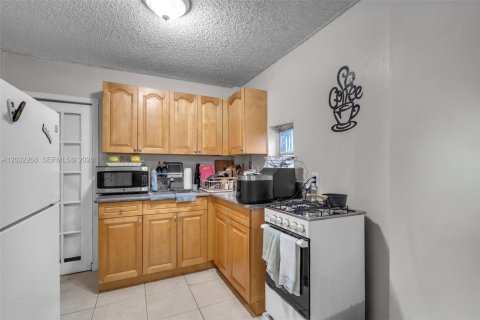 House in Hialeah, Florida 3 bedrooms, 131.18 sq.m. № 2088328 - photo 26