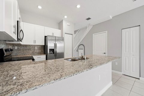 Townhouse in Homestead, Florida 3 bedrooms, 143.53 sq.m. № 2013238 - photo 11
